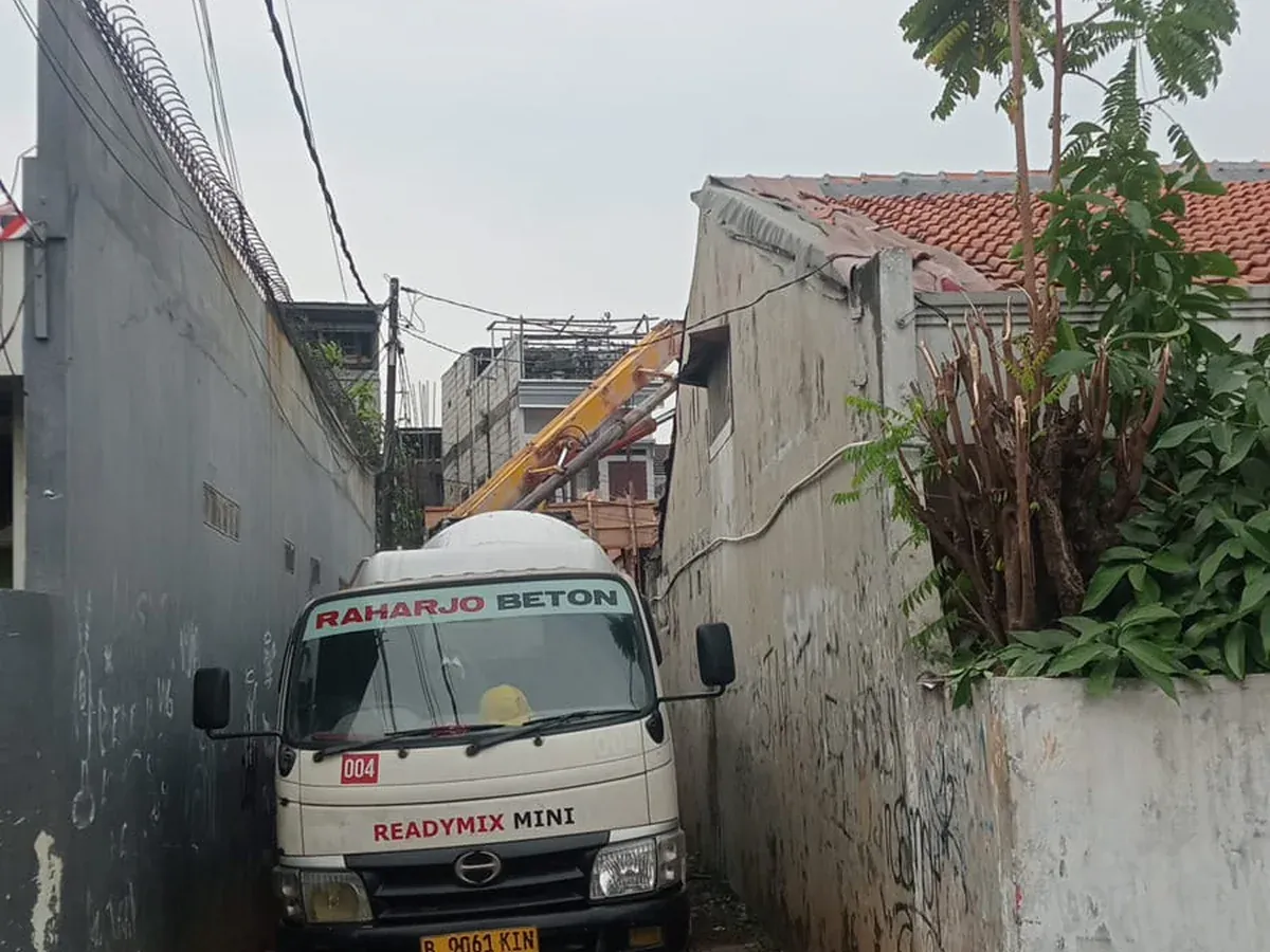 Armada beton cor mini readymix masuk akses jalan sempit di Jabodetabek
